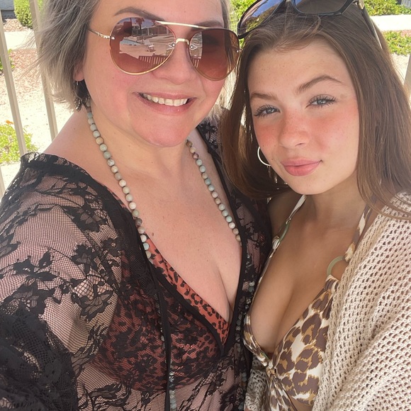 Meet your Posher, Jessica - Picture 1 of 3